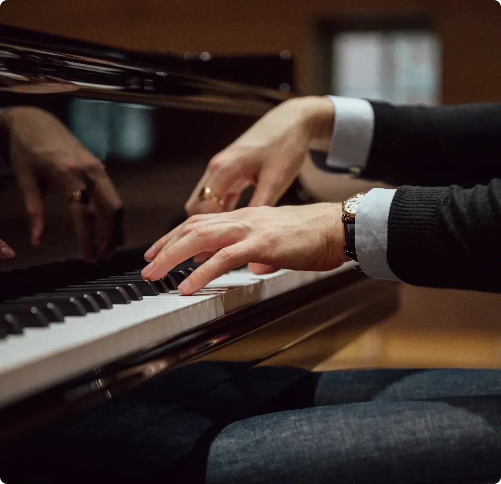 Pianist med händerna på tangenterna